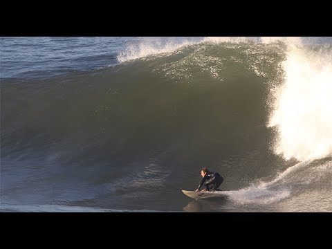 La grosse houle déferle sur la plage d'Hermosa