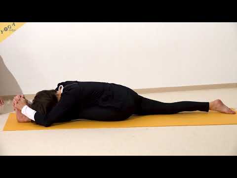 Voller vorwärtsbeugender Spagat mit Händen an den Füßen - Yoga Asana Lexikon