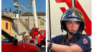 Minaccia di buttarsi dal tetto. L'agente lo convince, l'intervento della polizia e dei vigili del...