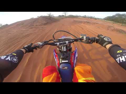 ACELERANDO FORTE A  CRF 230 NA PISTA DE  VELOCROSS