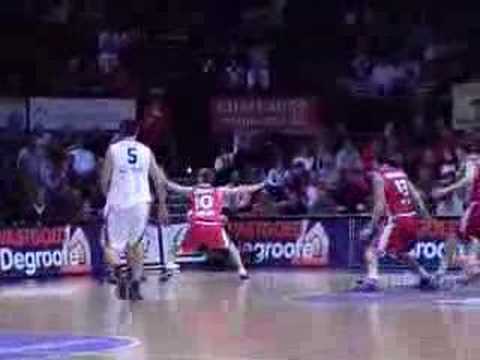 19 15-01-08 BCO-Nymburk - Score van Greg Brunner onder de ko