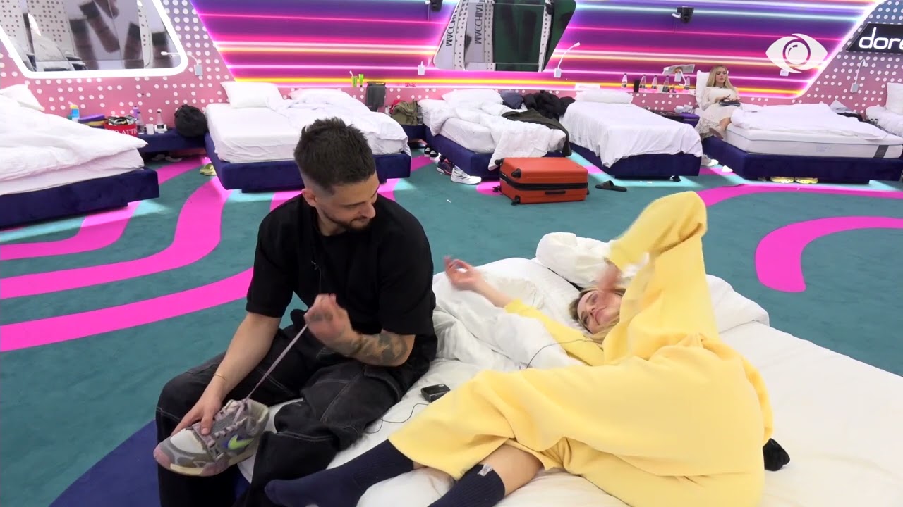 Gimbo dhe Selin luajnë me njëri-tjetrin në dhomën e gjumit