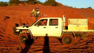 preview picture of video 'Offroad warm up in Toyota Hilux in - W.Australia - Carnarvon'