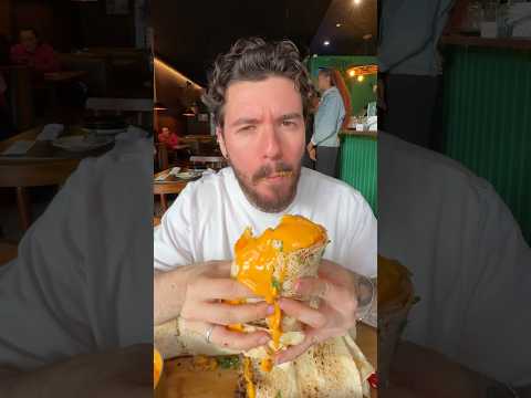 Esse burrito enorme é lá do Vaca Pollo Chancho e é $79,90 🌯📍 R. Itapura, 815 - Tatuapé, São Paulo