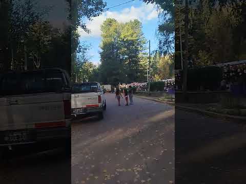 Una calle atravesando al rio Trapiche en San Luis, Argentina