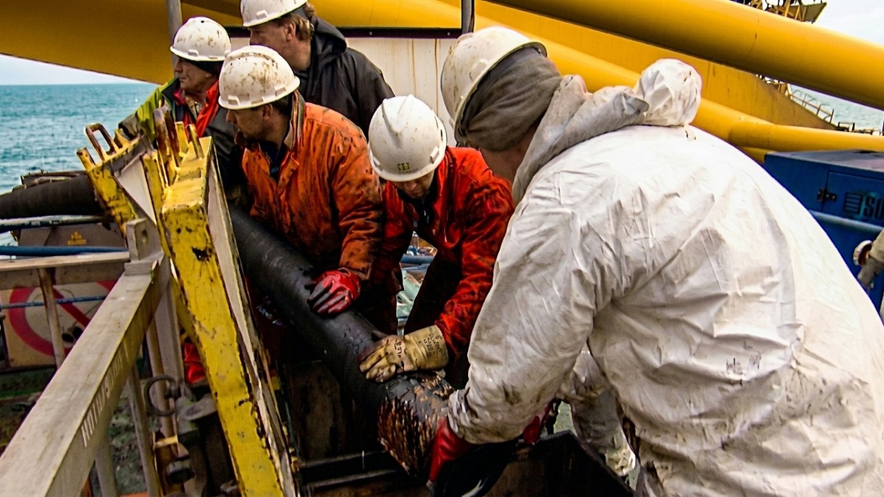 Dismantling a Tanker Piece by Piece: The Syracuse Salvage