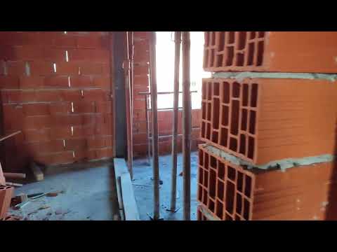 Бате праве куќа