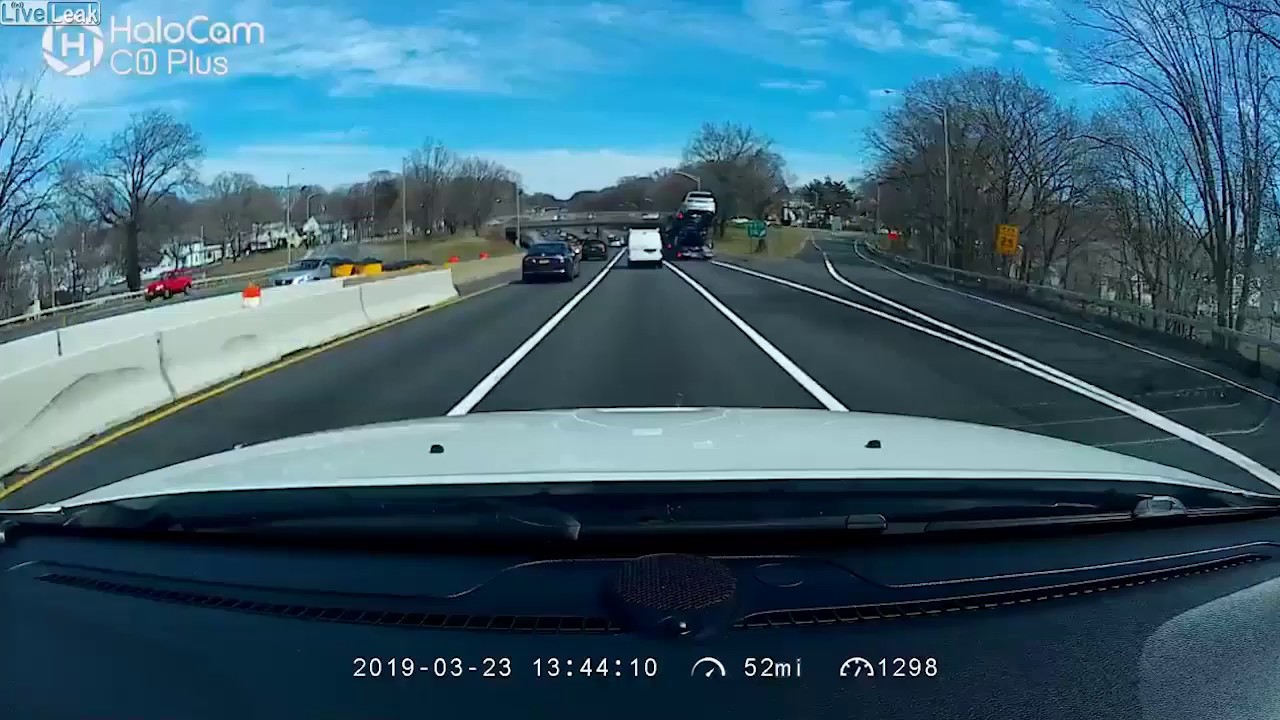 Водитель автовоза не обратил внимание на высоту моста