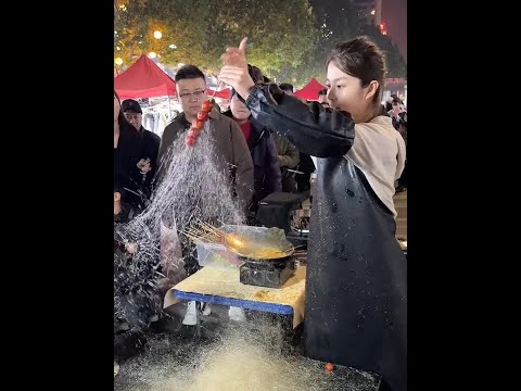 夜市上吃拔丝冰糖葫芦，2元一根，美女灵活洒脱，看着就好吃 #冬日暖暖游云南  @云南省文化和旅游厅#美食 #冰糖葫芦 #拔丝糖葫芦