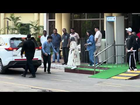 EXIT VIDEO SHARMILA TAGORE SPOTTED AT LILAVATI HOSPITAL