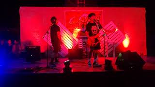 Happy Three Friends - Pera O Bayo