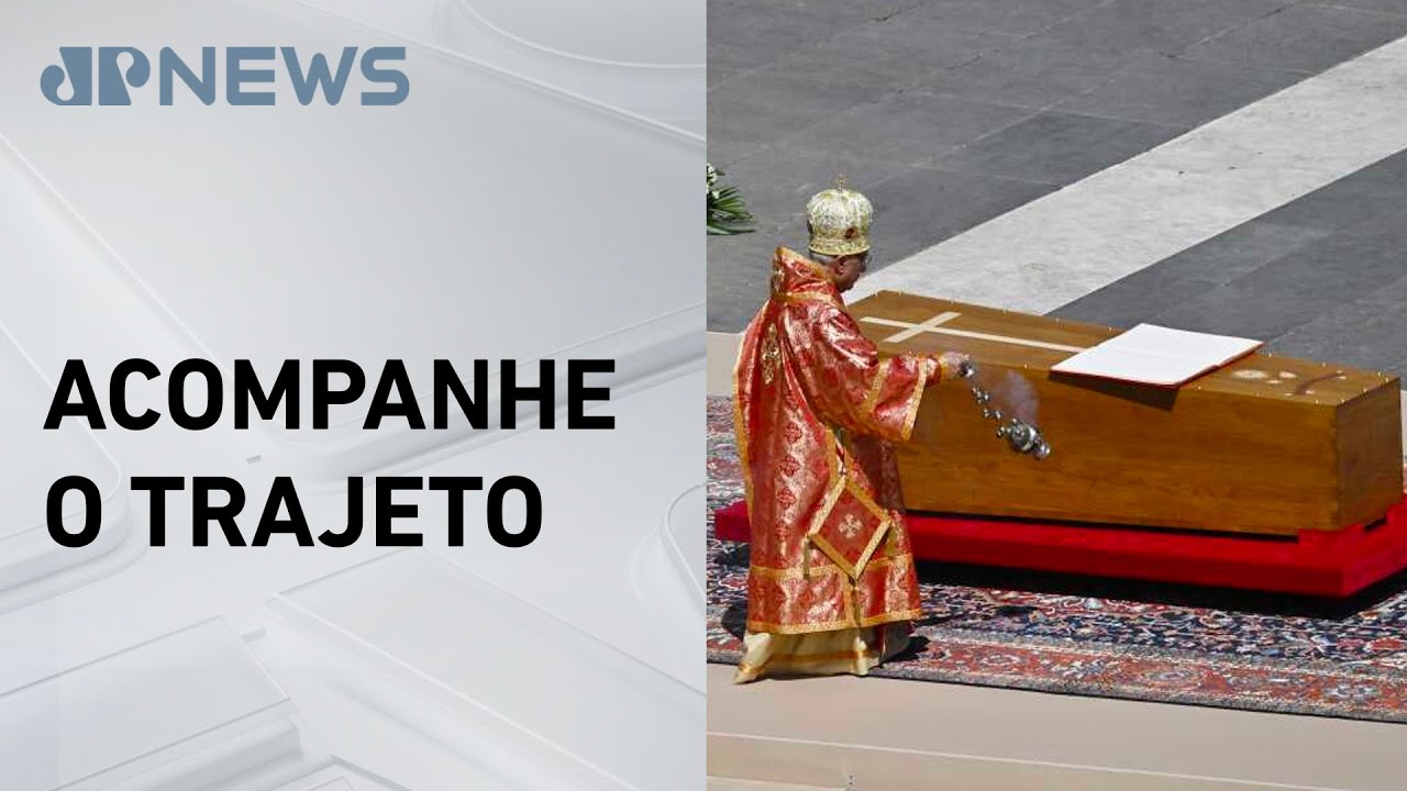 Caixão do papa Francisco segue em cortejo no Vaticano