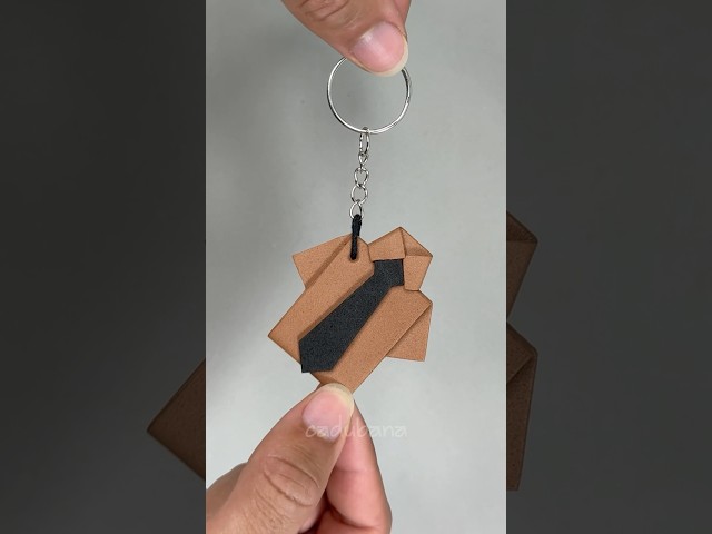 Vídeo relacionado con ACIELANNA 2 Piezas Llaveros de Dinosaurio de Metal, Llaveros Originales, Regalos de Adorno de Mochila para Hombres y Mujeres, Navidad, San Valentín, Cumpleaños y Aniversarios