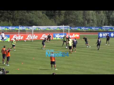 Napoli, Dribbling vincente e gol di Giandomenico Mesto in allenamento a Dimaro
