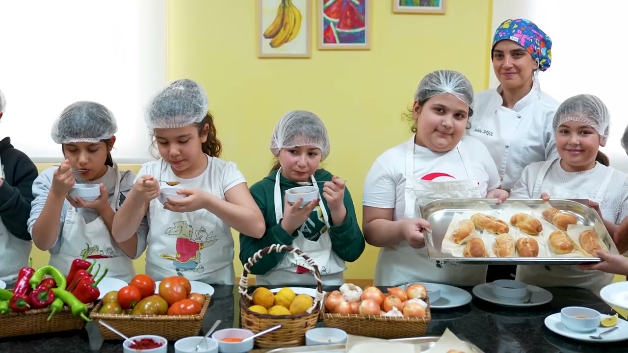 MERSİN BÜYÜKŞEHİR’İN MUTFAK ATÖLYESİ ÇOCUKLARA YENİ BECERİLER KAZANDIRIYOR