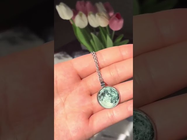 Vídeo relacionado con zxcs Collar de Piedra Fluorescente Luminosa Que Brilla Intensamente en la Oscuridad - Colgante en Forma de Bala