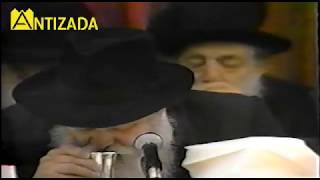 ניגון (נ"ו) לי"ב י"ג תמוז בהתוועדות כ"ק אדמו"ר הרבי מליובאוויטש - התמונה מוצגת ישירות מתוך אתר האינטרנט יוטיוב. זכויות היוצרים בתמונה שייכות ליוצרה. קישור קרדיט למקור התוכן נמצא בתוך דף הסרטון