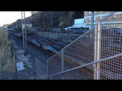 Treni a Pesaro:E652-012 al traino di un merci carri pianale al mare