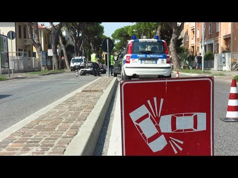 Sbatte contro una Fiat Panda: grave scooterista, ricoverato in ospedale con l'elisoccorso