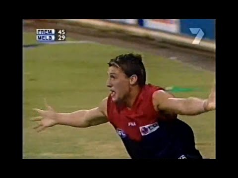 Russell Robertson from the boundary - Melbourne - 2000 Round 5 v Fremantle - WACA - AFL