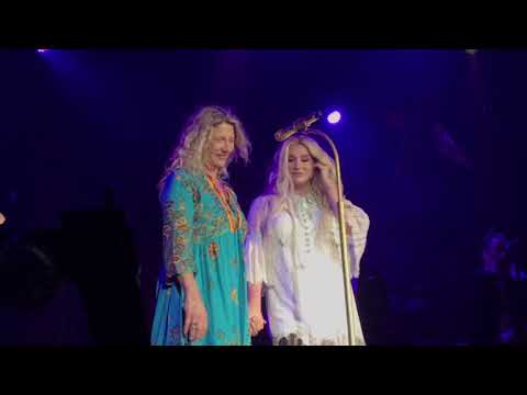 Kesha & her mom Pebe performing Godzilla and emotional speech - Rainbow Tour 2017: Philadelphia
