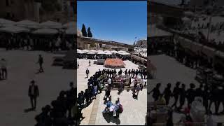 תלמידי ישיבת 'תורה בתפארתה' בשירה מרגשת בכותל המערבי