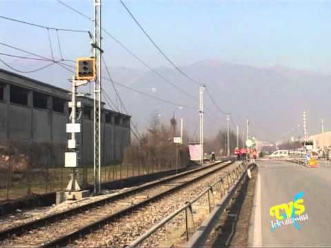 Erba camion trancia linea aerea passaggio a livello ferrovie nord