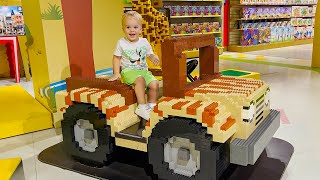 Vlad ve Niki, çocuklar için İnşaat temalı oyun alanında eğleniyor