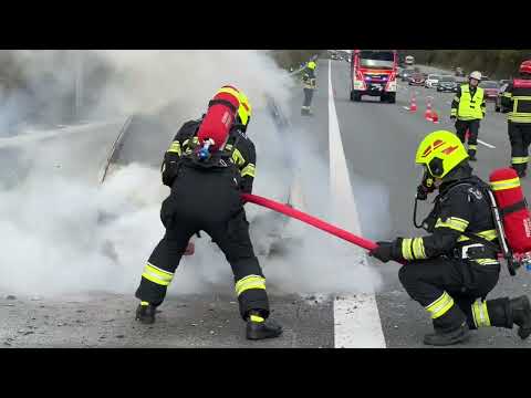 Auto in Vollbrand auf Autobahn 1 zwischen den Anschlussstellen Bad Oldesloe und Kreuz Bargteheide 