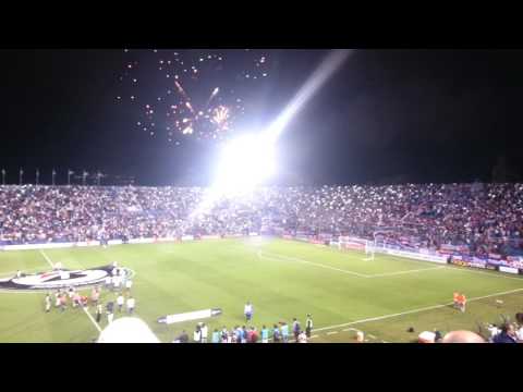 "Así recibió la hinchada de Nacional a su equipo frente a Rosario Central." Barra: La Banda del Parque &bull; Club: Nacional