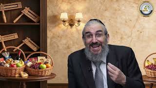 🎭 מה שנראה כצרה הוא המקור לישועה - סיפור ומסר לפורים תשפ"ו | הרב גואל אלקריף (ארגון קול הלשון) - התמונה מוצגת ישירות מתוך אתר האינטרנט יוטיוב. זכויות היוצרים בתמונה שייכות ליוצרה. קישור קרדיט למקור התוכן נמצא בתוך דף הסרטון