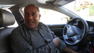 سائق أردني يبيع أساور تصنعها ابنته لإكمال دراستها