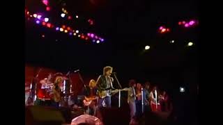 Bob Dylan, Willie Nelson, Tom Petty and The Heartbreakers live &quot;Maggie&#39;s Farm&quot;.