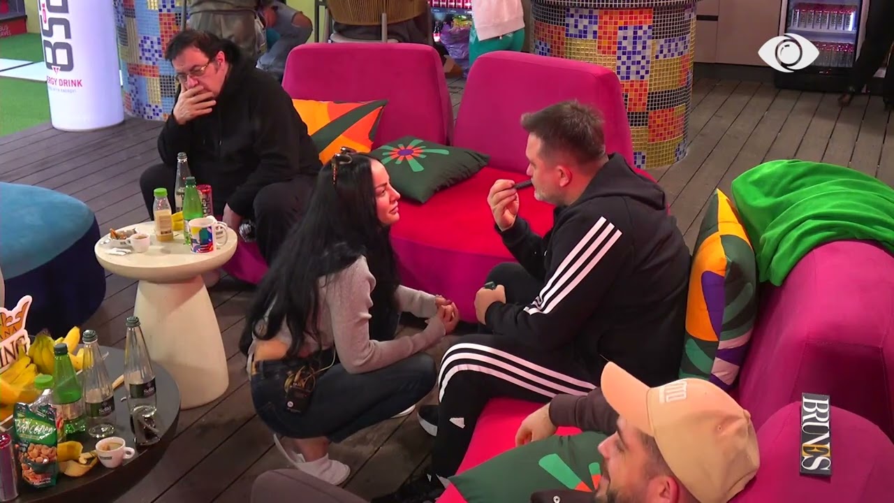 Të dy të heshtur, Romeo dhe Rikja përqafohen në oborr - Big Brother Albania Vip 3