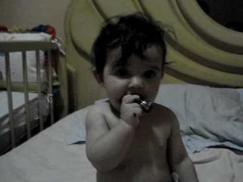 Yohana comendo chocolate