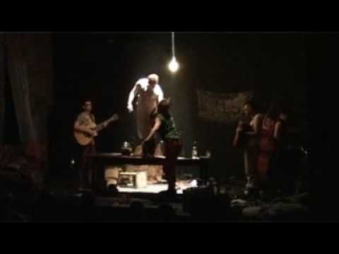 Odjechany na rockowo spektakl "Leningrad".  Śpiewają i tańczą: Tomasz Mars i Mariusz Kiljan.