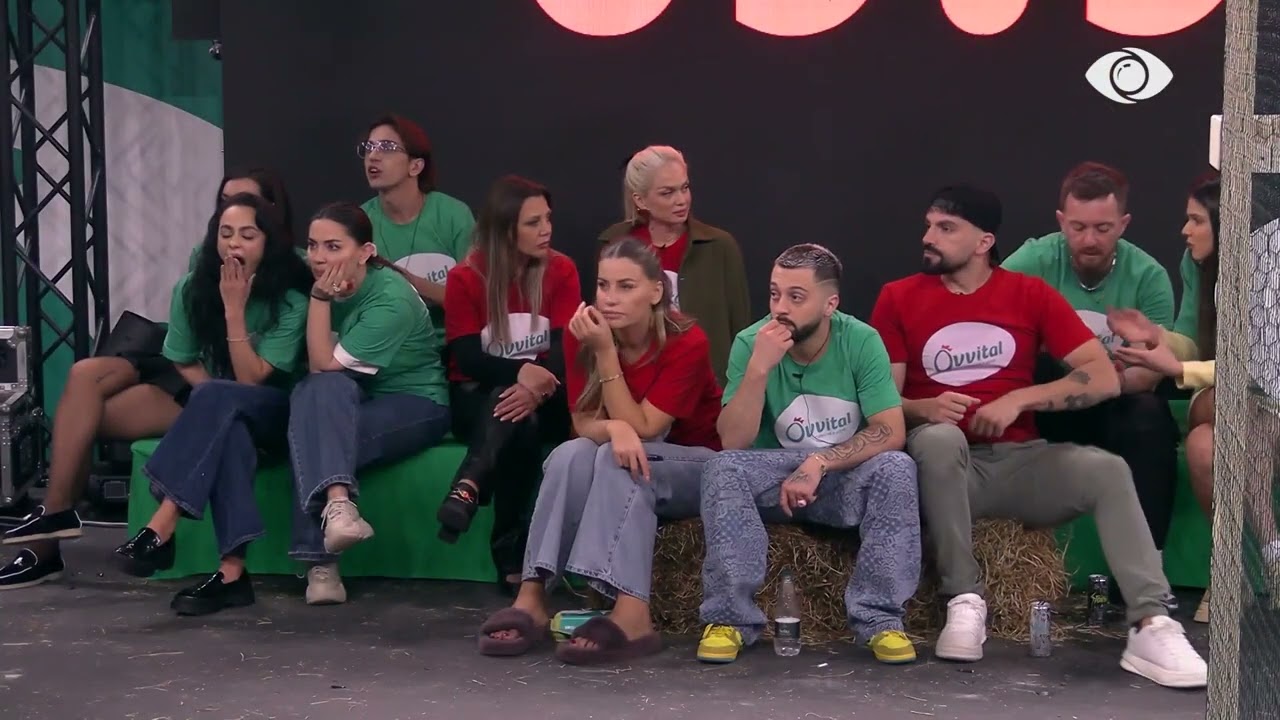 Gjatë kohës që Laerti realizon sfidën, banorët shkëmbejnë batuta me të: 7 mallkimet e pulës…