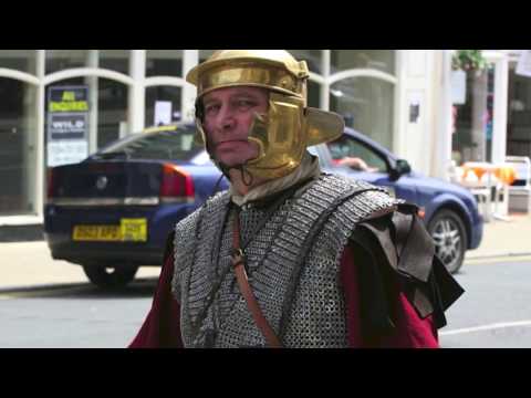 Walking Guided Tours of Chester in English or French. Visites guidées de Chester en français.