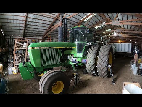 John Deere 4840, bei Wartungs-/Servicearbeiten.
