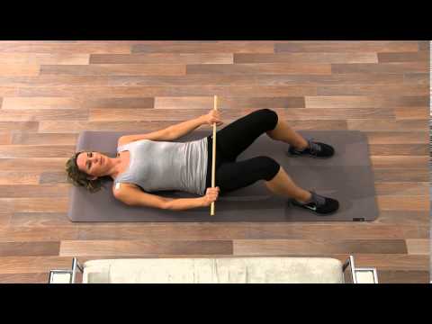 Schulter Reha: Assestives Armheben mit Stab im liegen