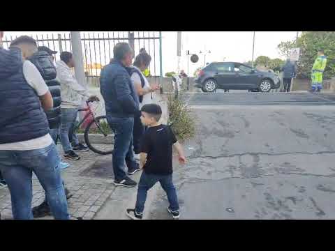 Bovalino (RC), auto bloccata al passaggio a livello: treno si ferma in tempo. Paura tra i presenti