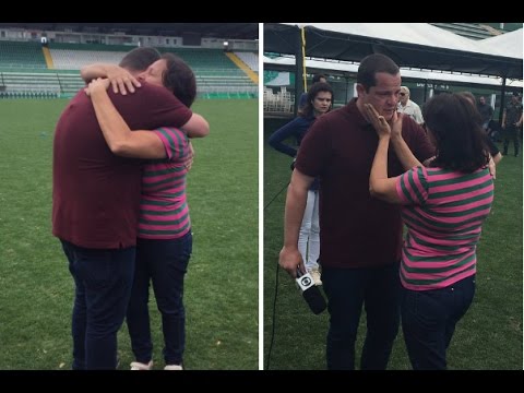 Mãe do goleiro Danilo abraça repórter e diz "Eu vou ficar forte"