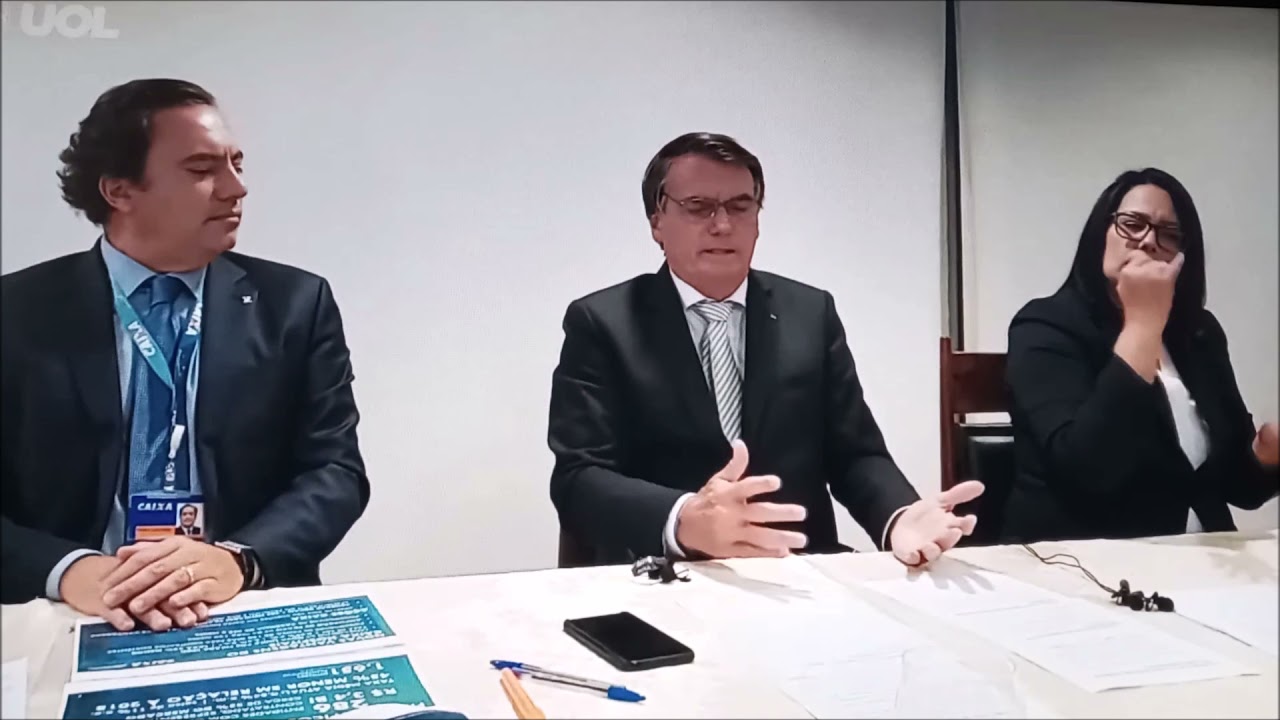 Bolsonaro imita paciente com falta de ar
