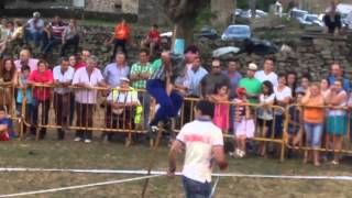 preview picture of video 'Jump the stick in Vega de Pas, Cantabria, Spain - Saltar el palo en Vega de Pas, Cantabria, España'