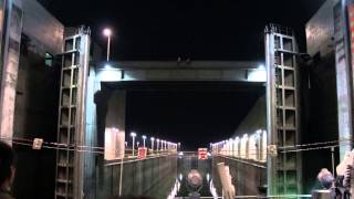 preview picture of video 'Three Gorges Dam - Lock Gate Opening'