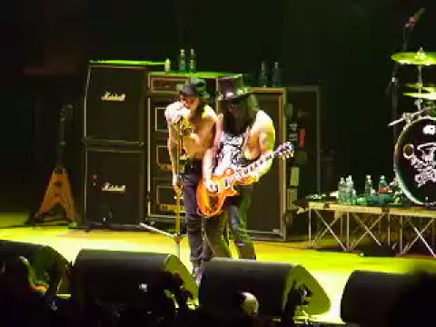 Slash attacked by a fan on stage on Milano 2010 playing sweet child o' mine