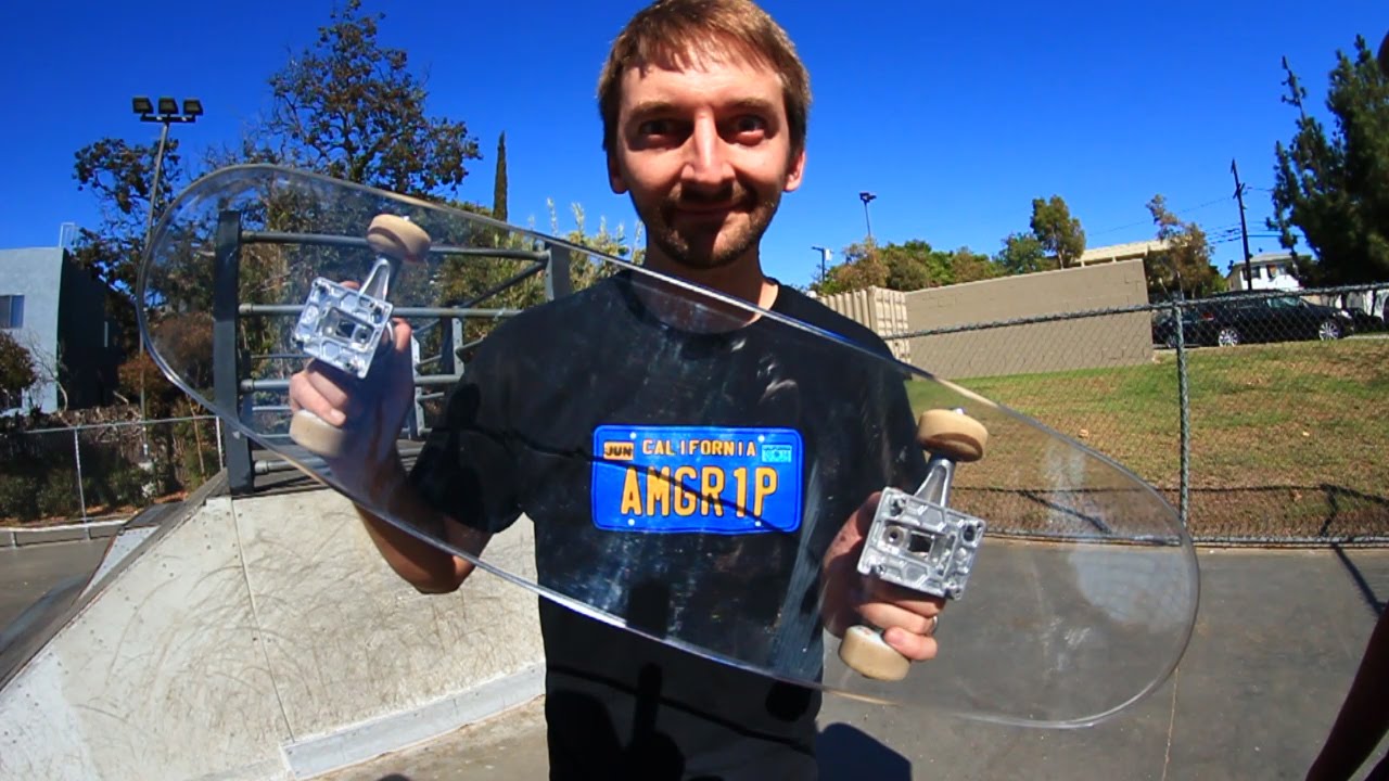 Braille patina un skate de cristal antibalas