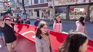 Öğrenciler 200 Metrelik Türk Bayrağıyla Kent Merkezinde Yürüdü