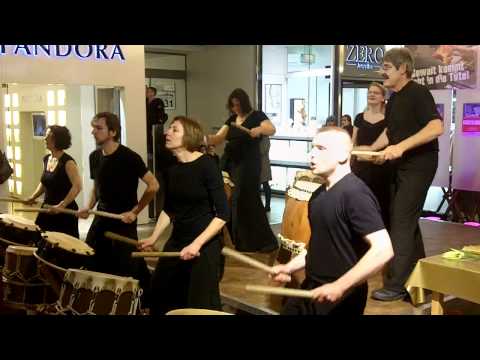 Japanisches Trommeln: Taikoon mit ihren Taikos - Hamburger Meile - Gewalt kommt nicht in die Tüte