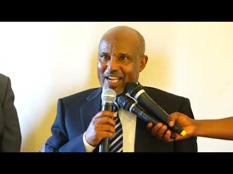 M.Ku Xigeenka JSL oo kaqeybgalay hadhimo sharafeed loo sameeyey safiirka cusub